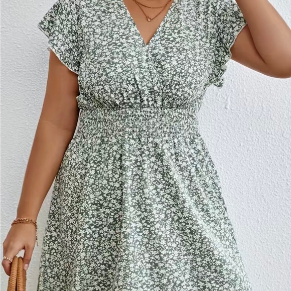 Plus Size Casual Dress, Women's Plus Ditsy Print Ruffle Sleeve Surplice Neck - Picture 4 of 5